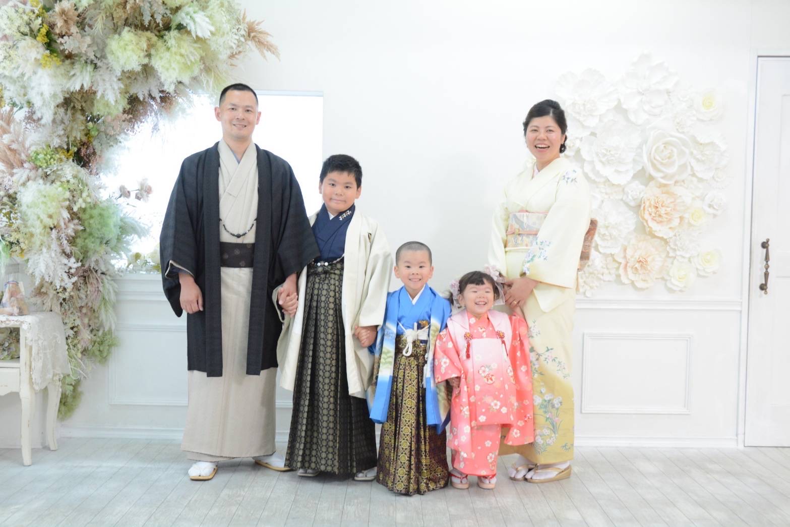 着物姿の家族5人の記念写真