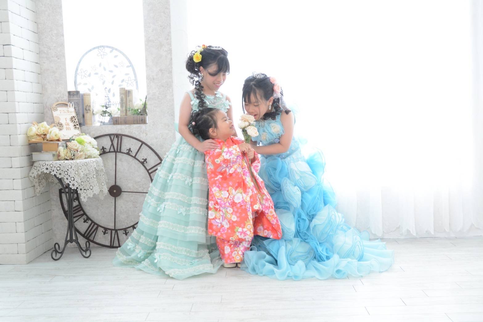 ドレスと着物姿の子ども3人の記念写真