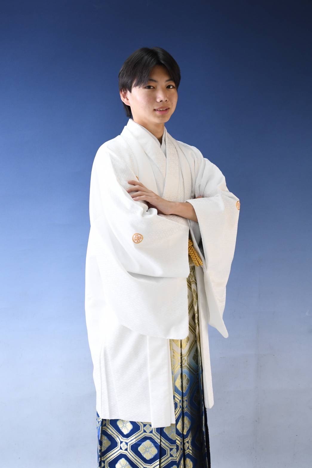 白い着物と袴姿の男性の記念写真